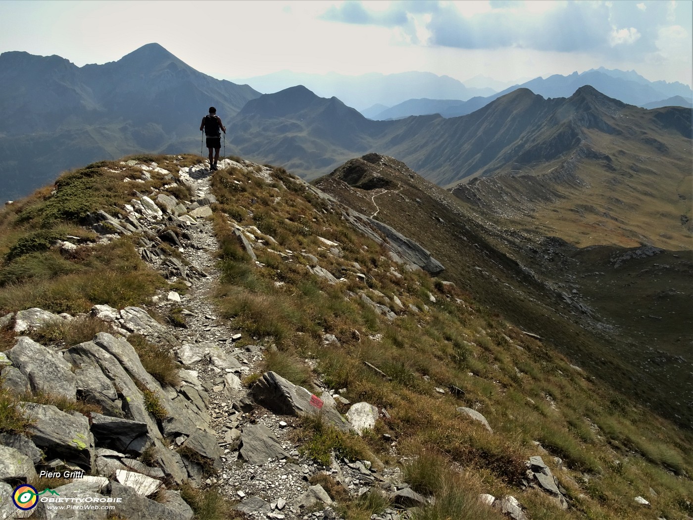 56 Lunga discesa in cresta da Cima a Passo di Lemma.JPG